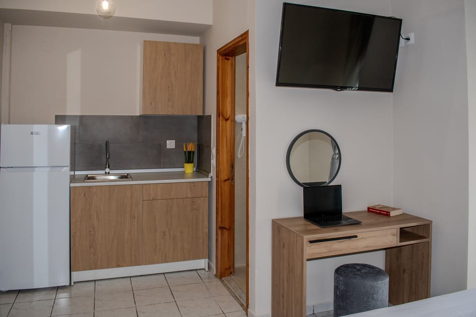Deluxe Double Room, Kitchenette, Garden View | Private kitchen | Electric kettle