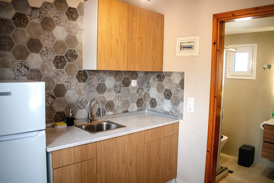 Superior Apartment, 1 Bedroom, Kitchenette, Sea View | Private kitchenette | Electric kettle
