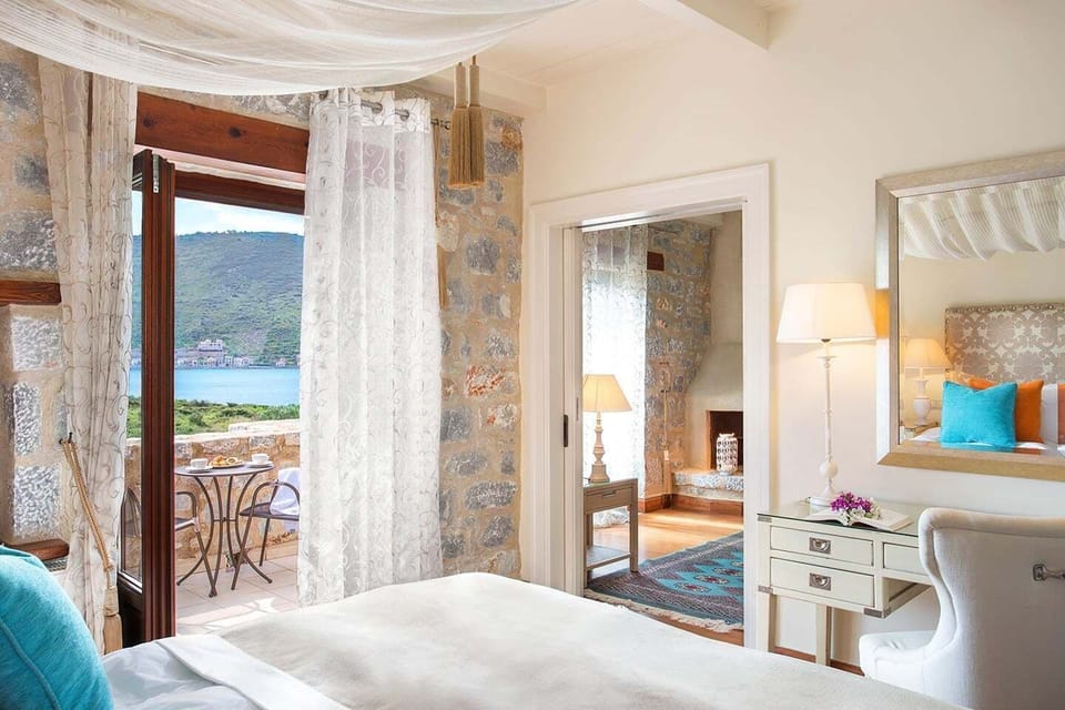 Executive Suite | Minibar, in-room safe, desk, soundproofing