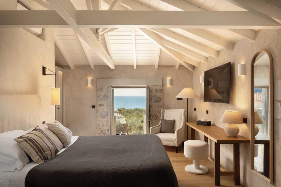 Executive Suite | Minibar, in-room safe, desk, soundproofing