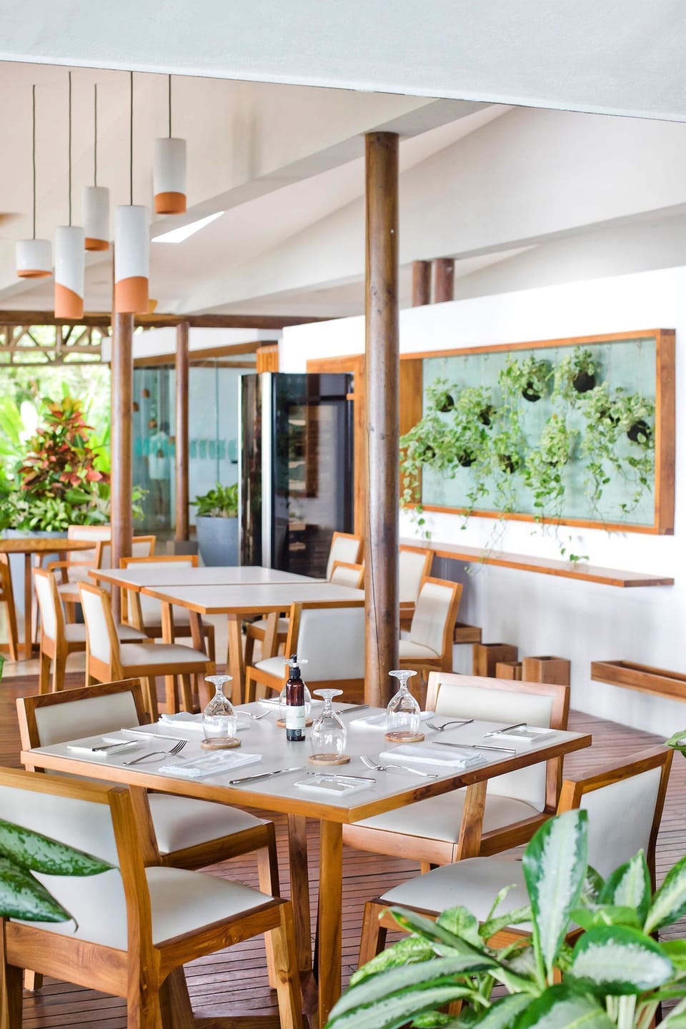 2 restaurants; breakfast, lunch, and dinner served