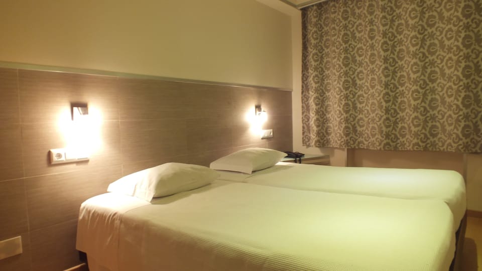 Desk, soundproofing, free WiFi, bed sheets