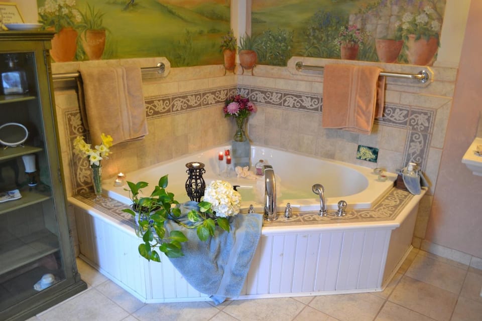 Suite (The Bowman Suite) | Bathroom | Free toiletries, hair dryer, heated floors, towels