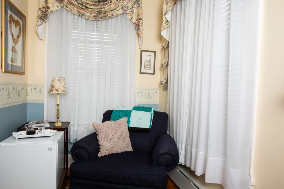 Room (The Hauck Room) | Living area | Flat-screen TV, fireplace