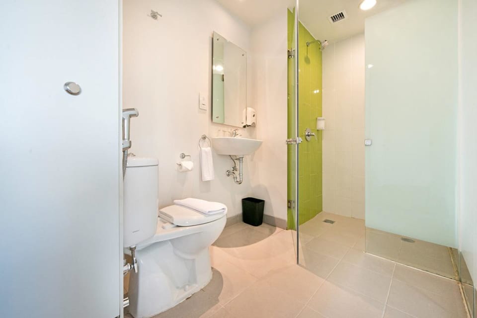 Shower, free toiletries, towels