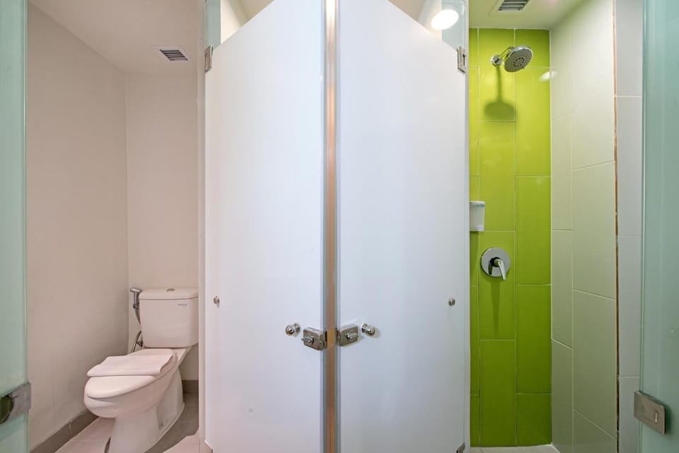 Shower, free toiletries, towels