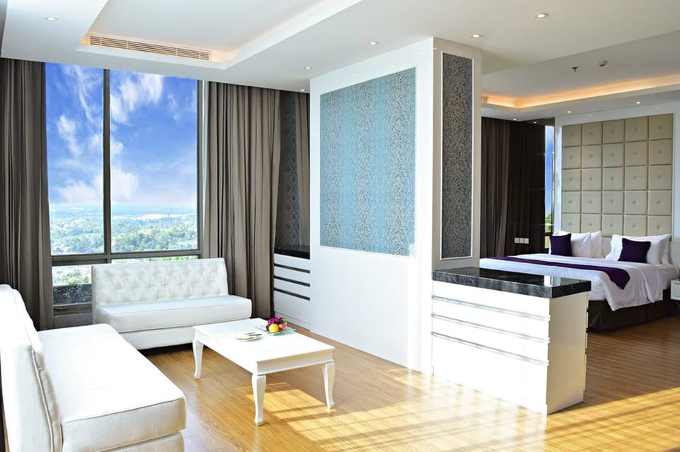Platinum Suite Room | Minibar, in-room safe, desk, blackout drapes