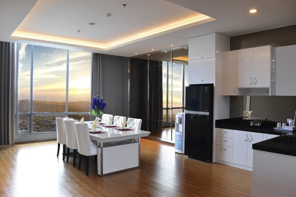 Platinum Suite Room | Minibar, in-room safe, desk, blackout drapes