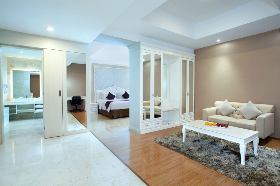 Executive Suite Room | Minibar, in-room safe, desk, blackout drapes