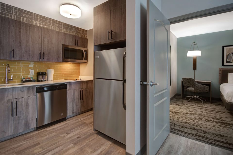 Suite, Multiple Beds (2 Queen Beds with Sofa Bed) | Private kitchen | Full-size fridge, microwave, stovetop, dishwasher