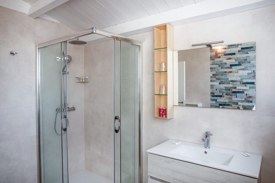 Superior Studio Suite | Bathroom | Shower, rainfall showerhead, free toiletries, hair dryer