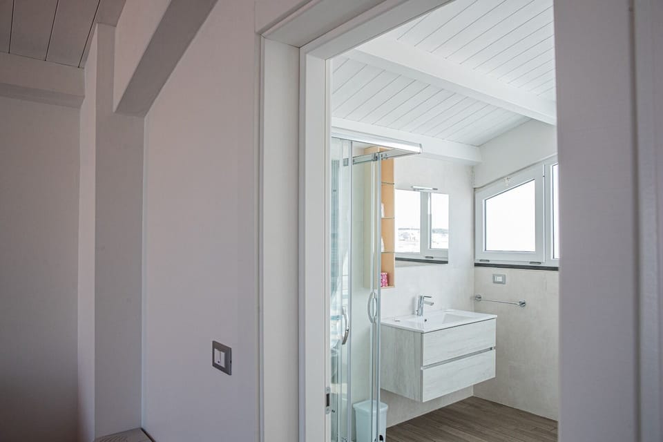 Family Studio Suite | Bathroom | Shower, rainfall showerhead, free toiletries, hair dryer