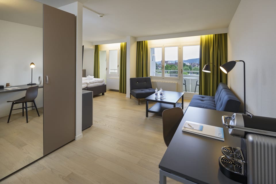 Junior-Suite, 1 Schlafzimmer, Balkon | Premium bedding, minibar, in-room safe, desk