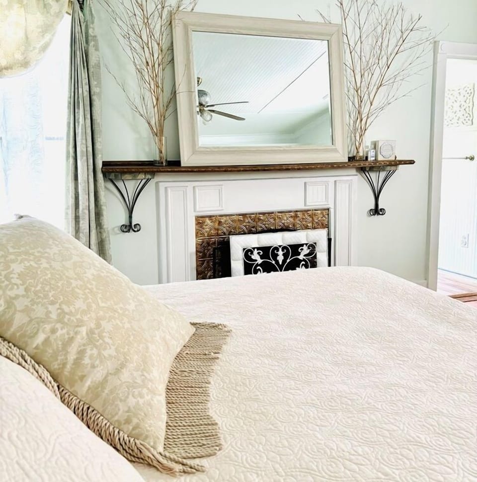 Honeymoon Suite, 1 Queen Bed, Jetted Tub, Valley View | Bathroom | Free toiletries, hair dryer, bathrobes, towels