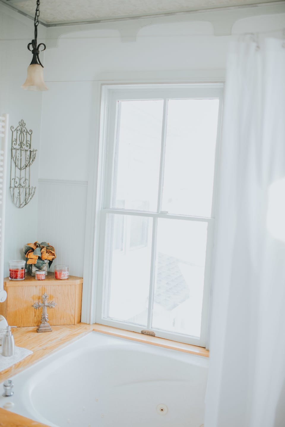 Honeymoon Suite, 1 Queen Bed, Jetted Tub, Valley View | Bathroom | Free toiletries, hair dryer, bathrobes, towels