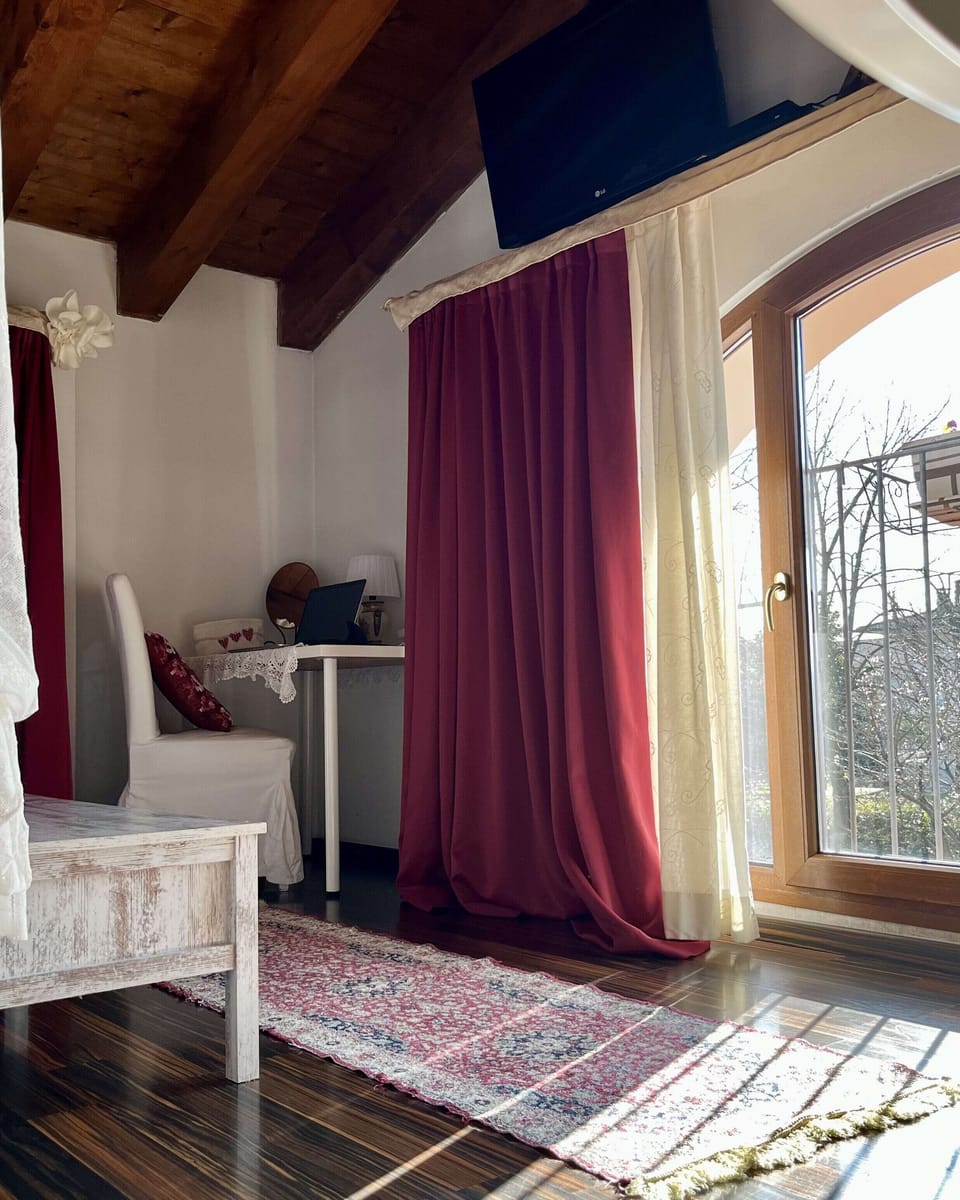 Double Room | Minibar, desk, soundproofing, WiFi (free)