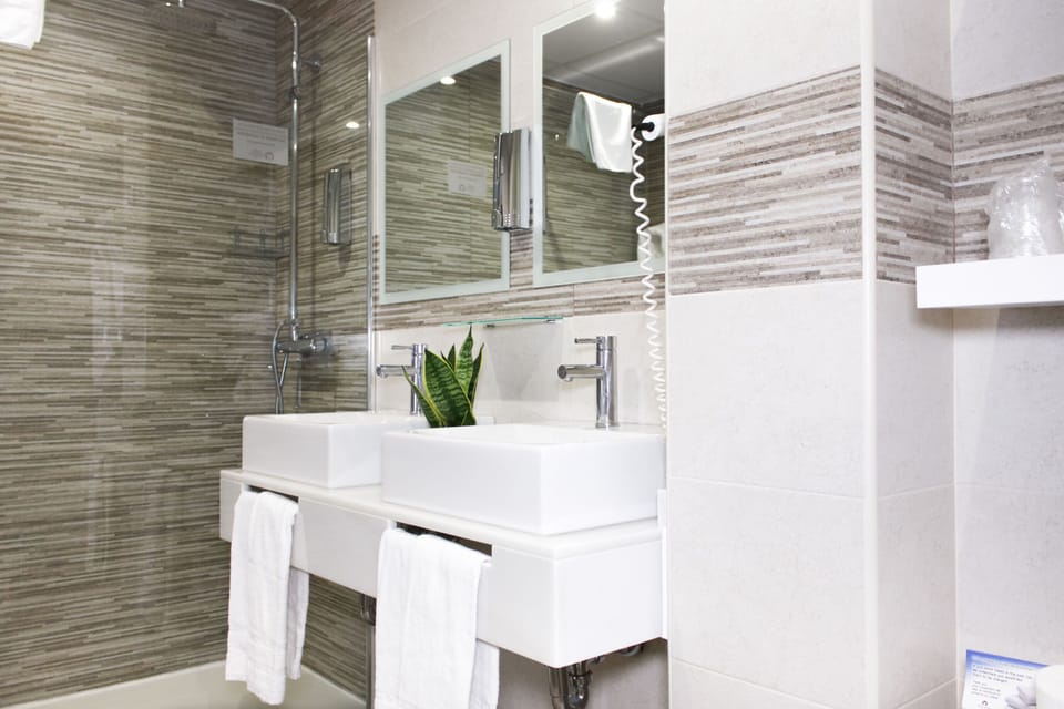 Family Room (Superior) | Bathroom | Combined shower/tub, free toiletries, hair dryer, towels