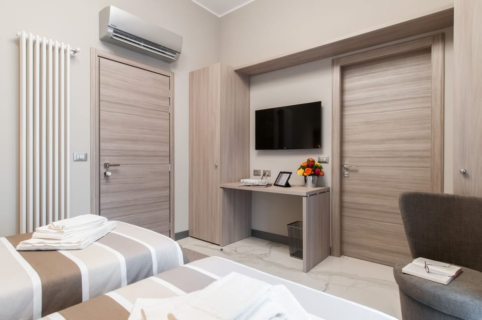 Deluxe Twin Room, 2 Twin Beds | Select Comfort beds, minibar, in-room safe, desk