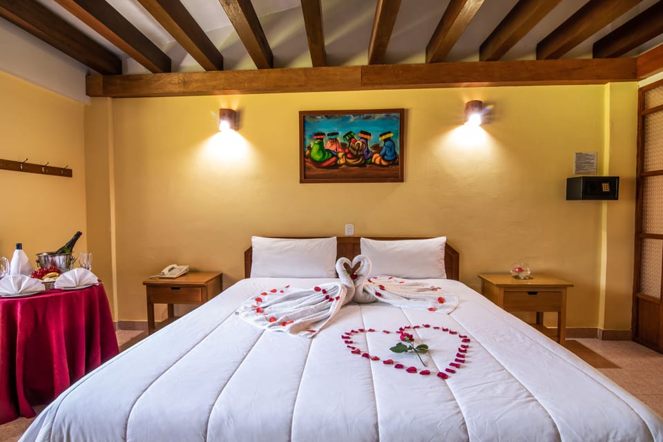 Standard Room, 1 King Bed, Private Bathroom | In-room safe, desk, WiFi (free), bed sheets