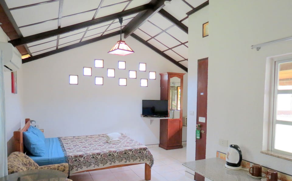 Comfort Room | Living area | 32-inch flat-screen TV with cable channels, TV