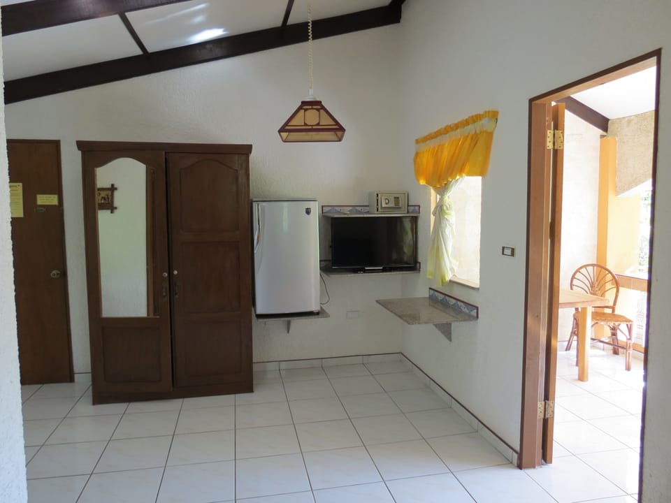 Comfort Studio | Living room | 32-inch flat-screen TV with cable channels, TV