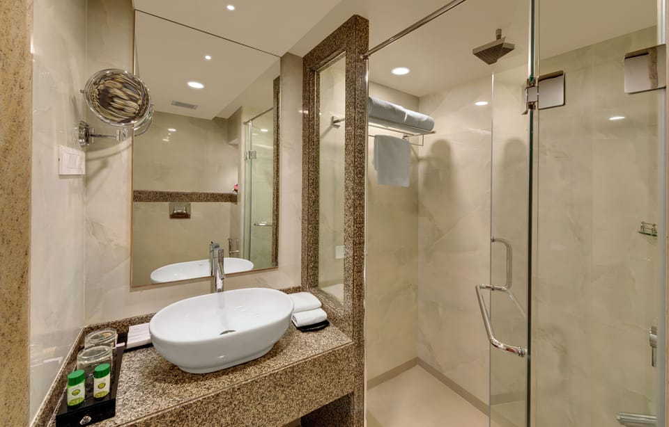 Winter Green Room | Bathroom | Shower, rainfall showerhead, free toiletries, hair dryer