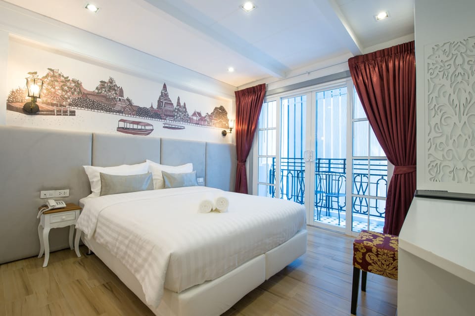 Double Room | Minibar, in-room safe, individually decorated, individually furnished