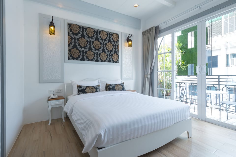 Double Room | Minibar, in-room safe, individually decorated, individually furnished