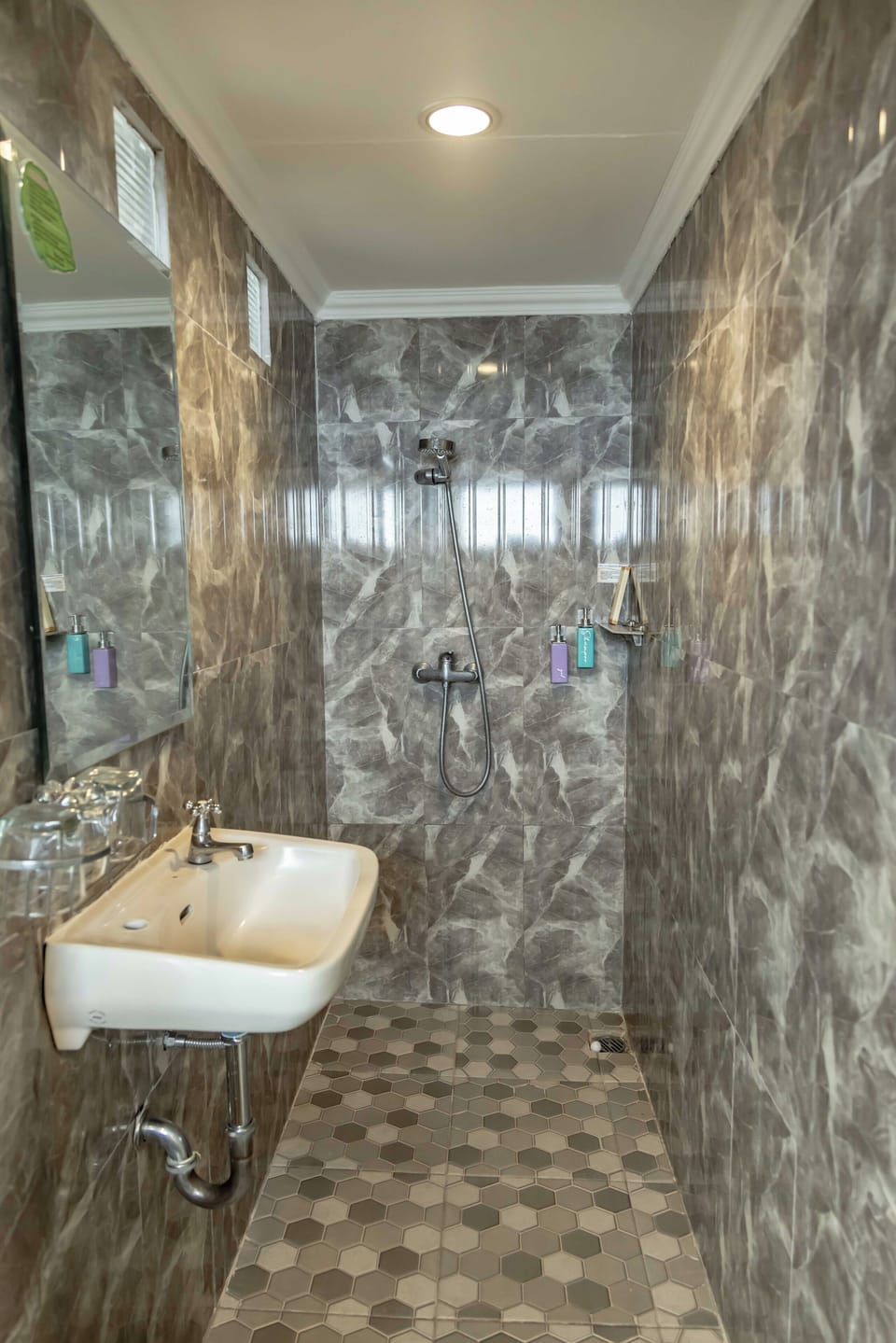 Single Room | Bathroom | Shower, free toiletries, slippers, bidet