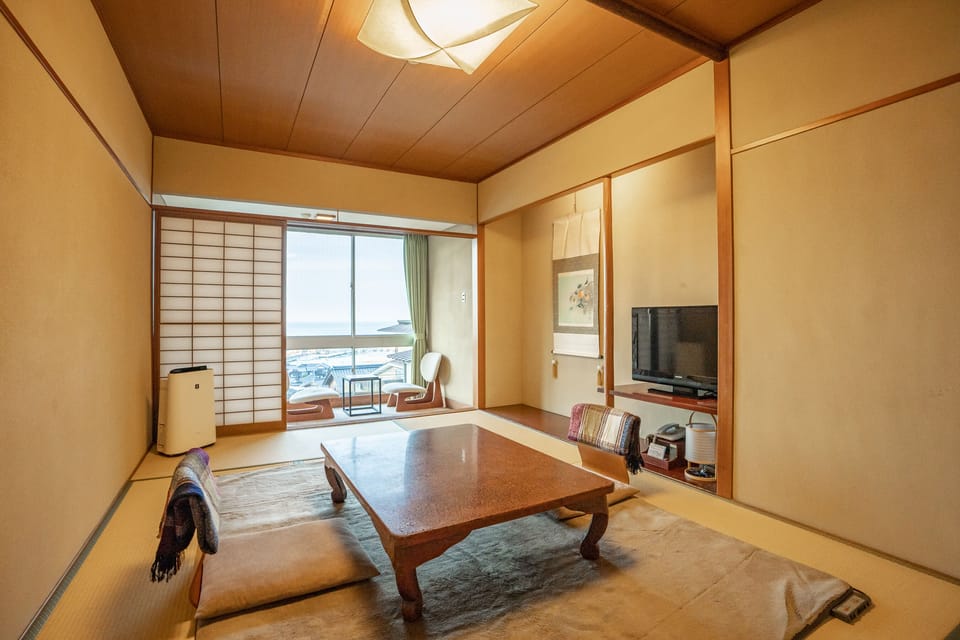 Traditional Room | In-room safe, bed sheets