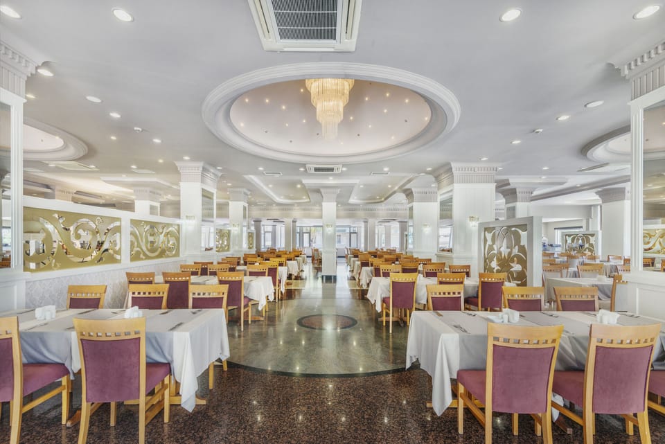 2 restaurants; breakfast, lunch, and dinner served