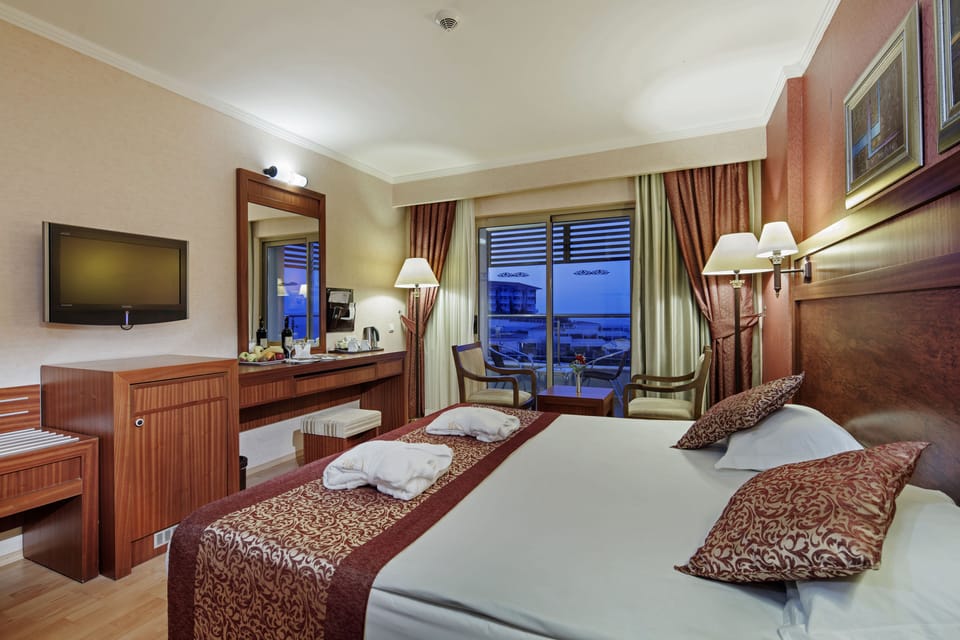 Standard Room Land View | Premium bedding, minibar, in-room safe, desk