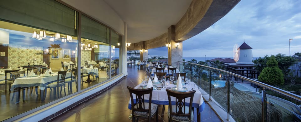 5 restaurants; breakfast, lunch, and dinner served