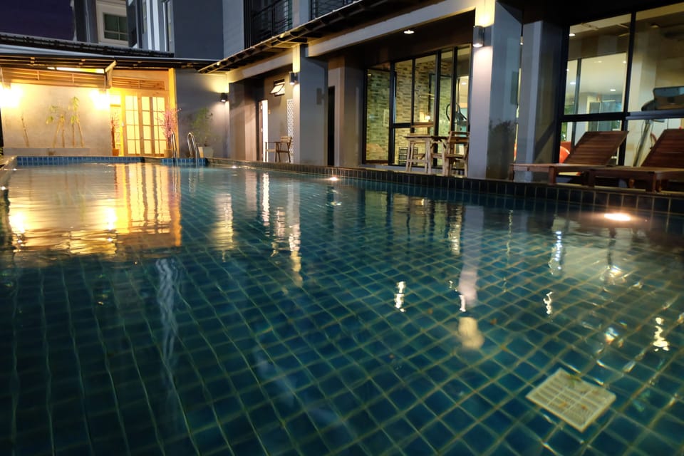 Indoor/outdoor pool