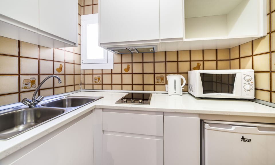 Standard Apartment, 2 Bedrooms, Beach View | Private kitchen | Fridge, microwave, oven, stovetop