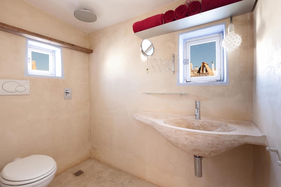 Comfort Loft, 1 Bedroom | Bathroom | Shower, hair dryer, bidet