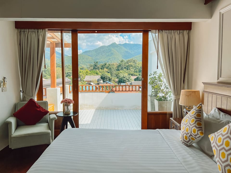 Grand Room, Balcony (Suite) | Living area | 32-inch flat-screen TV with satellite channels, TV