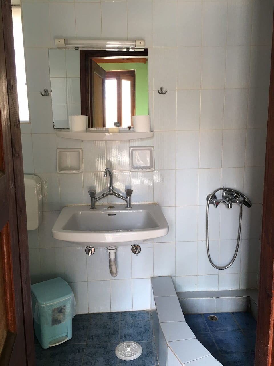 Shower, free toiletries, hair dryer