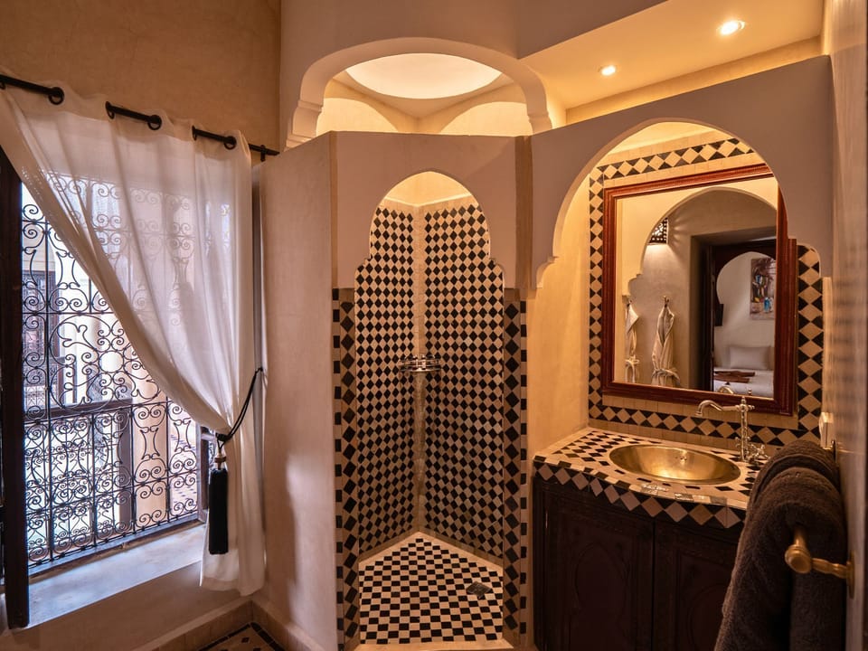 Senior Suite | Bathroom | Shower, designer toiletries, hair dryer, bathrobes