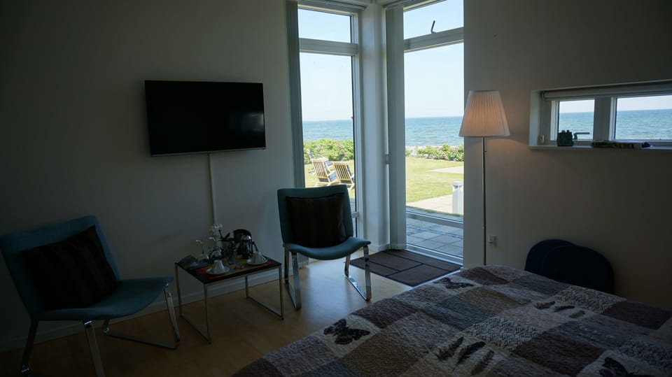 Desk, cribs/infant beds, rollaway beds, free WiFi
