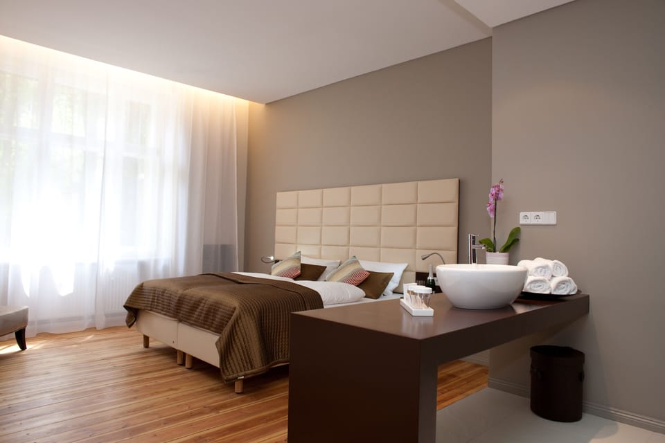 Iron/ironing board, free WiFi, bed sheets