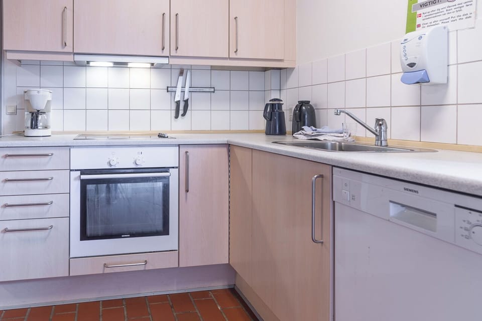 Standard Room | Private kitchen | Mini-fridge, oven, stovetop, cookware/dishes/utensils