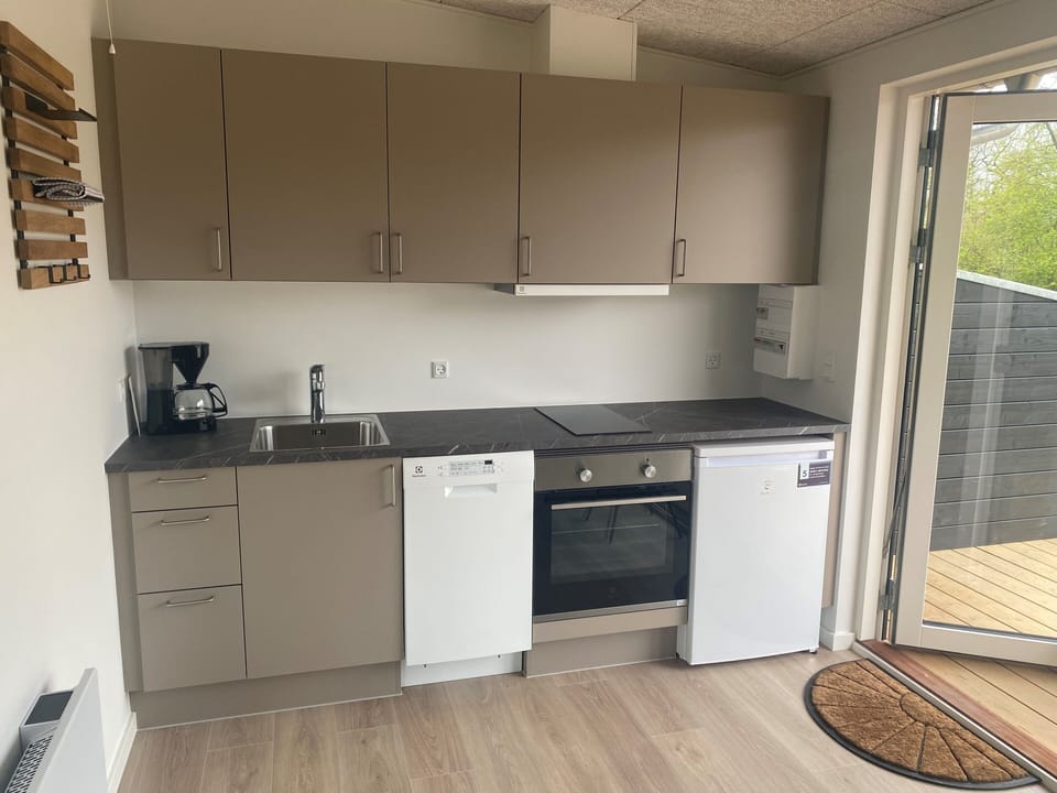Deluxe Apartment | Private kitchen | Mini-fridge, oven, stovetop, cookware/dishes/utensils