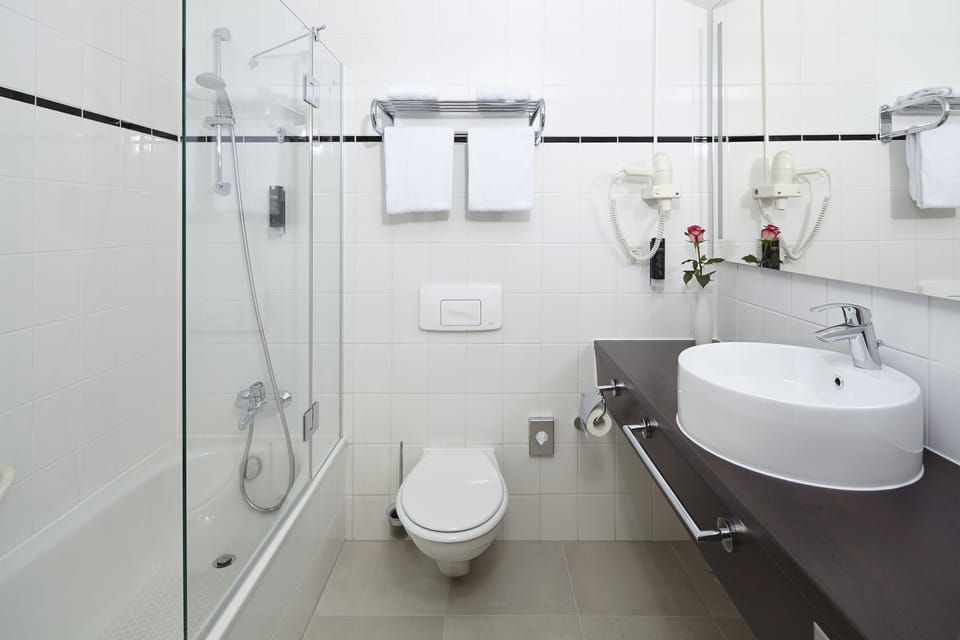 Comfort Room | Bathroom | Combined shower/tub, hair dryer, towels, soap