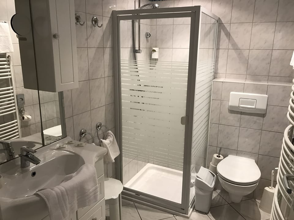 Triple Room | Bathroom | Free toiletries, hair dryer, towels