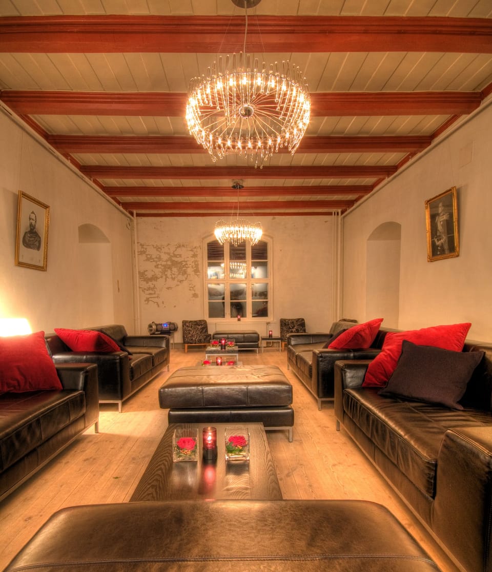2 bars/lounges