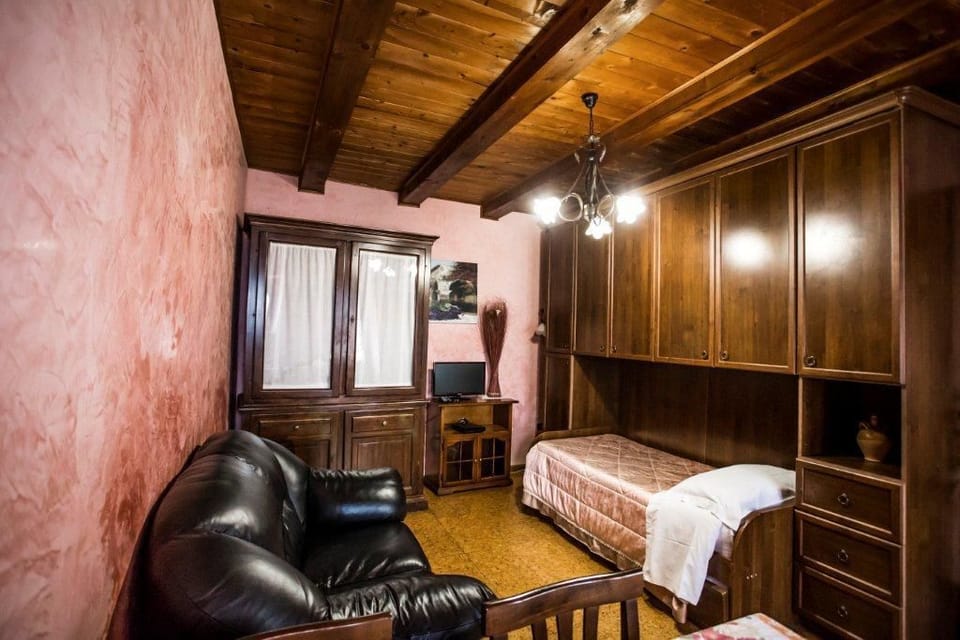 1 bedroom, premium bedding, minibar, in-room safe