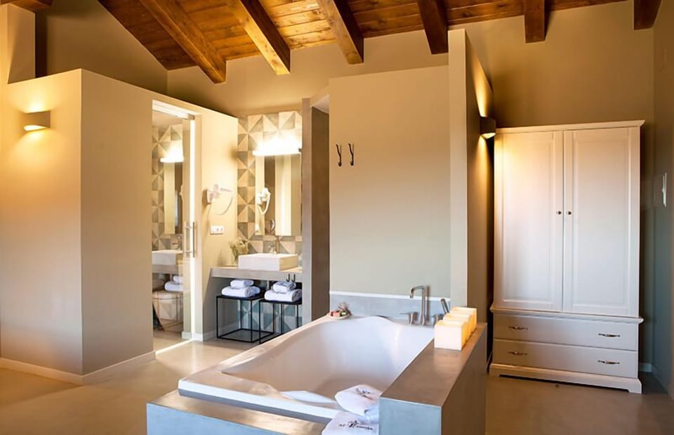 Junior Suite | Bathroom | Slippers, bidet, towels