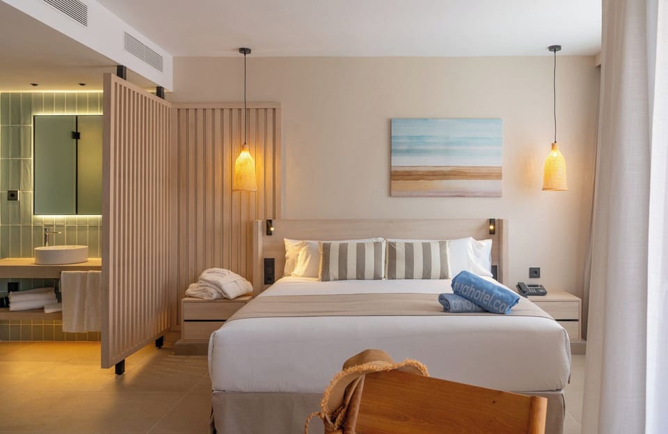 Junior Studio Suite (Plus Double Premium) | Hypo-allergenic bedding, minibar, desk, blackout drapes