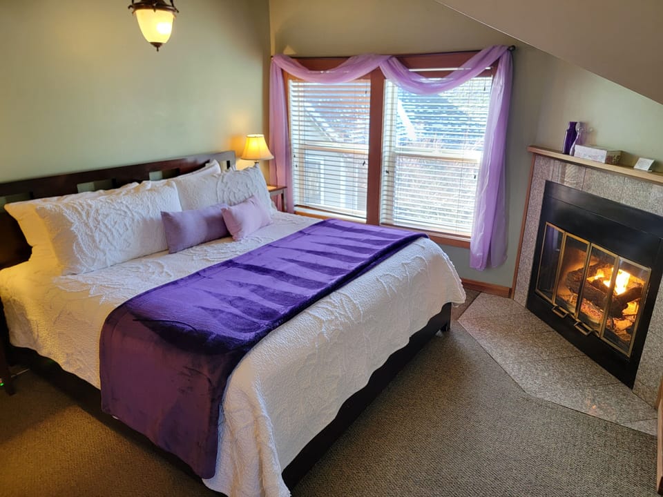 Romantic Suite, 1 King Bed, Jetted Tub | Individually decorated, individually furnished, free WiFi, bed sheets